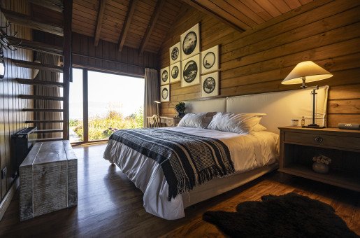 DELUXE SUITE - Thoughtfully designed suite with a warm and inviting plush double bed